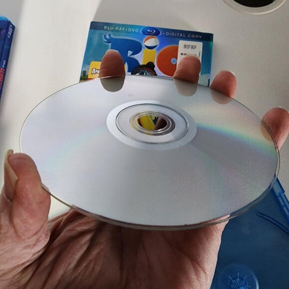 EUC 3 Disc Rio Collector's Set Blu-Ray + DVD + Digital Cop - Picture 7 of 8